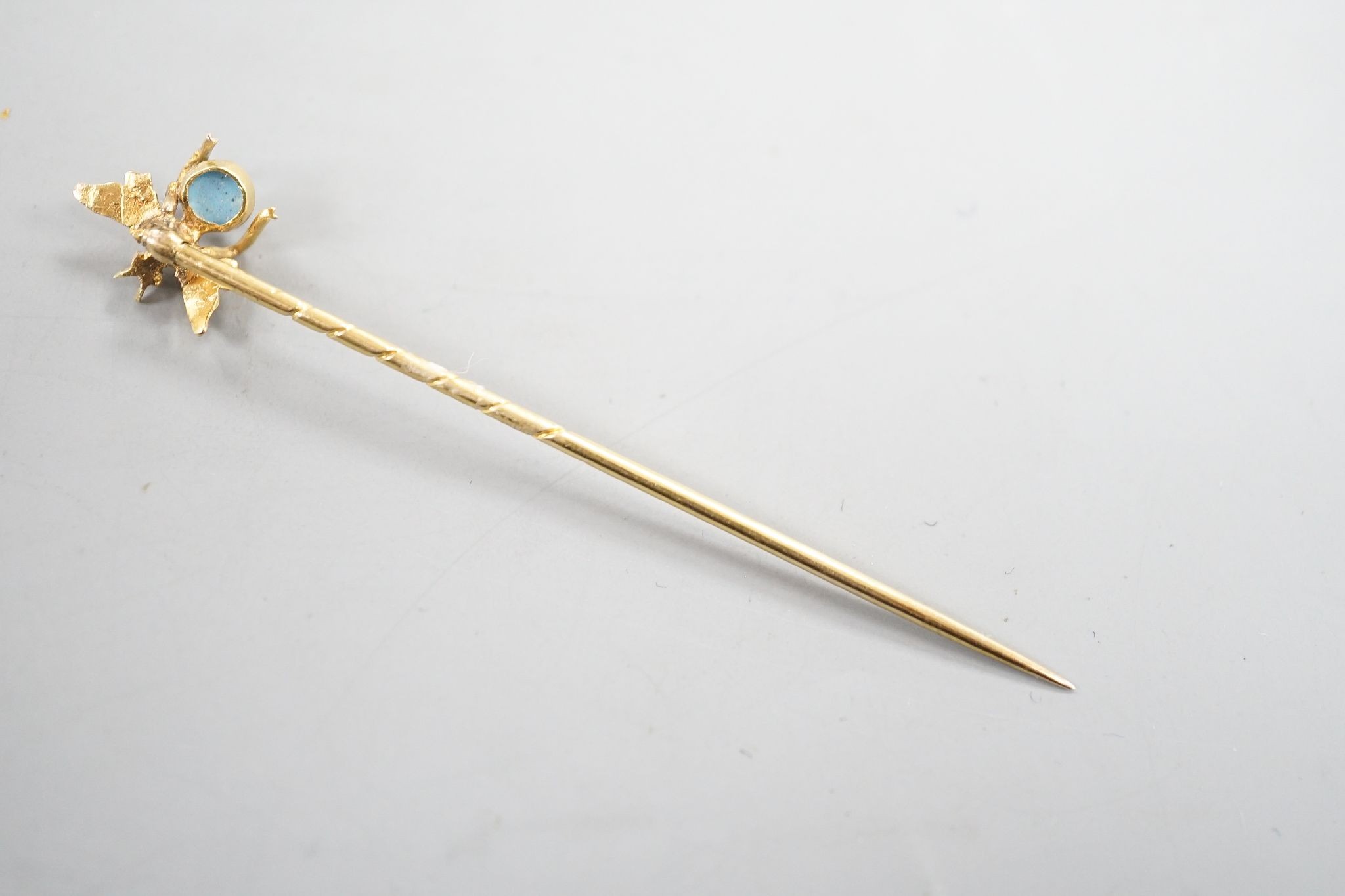 An Edwardian yellow metal, turquoise and seed pearl set bug stick pin, 65mm, gross weight 1.4 grams.